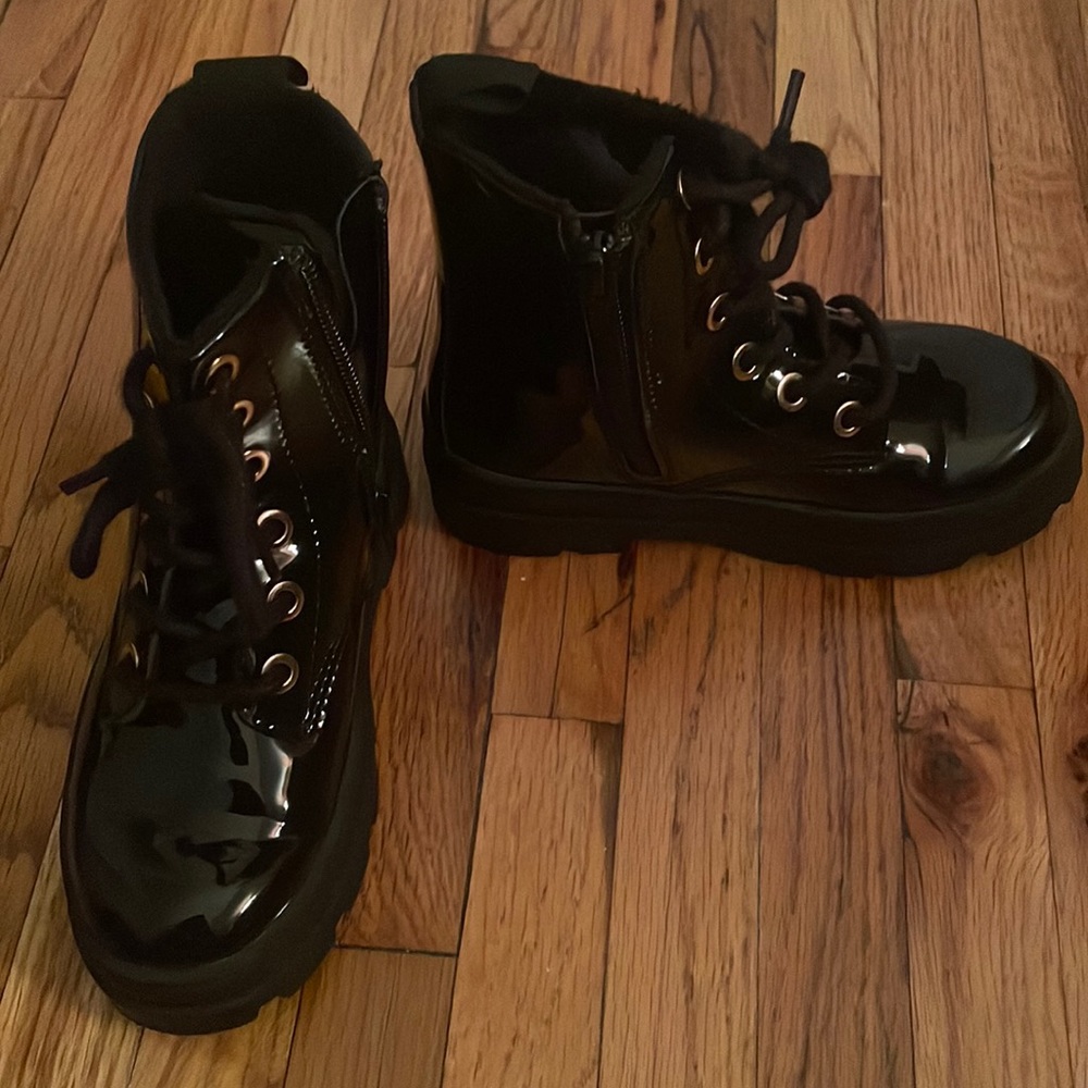 H&M faux patent leather size 10 girls zip up boots. Very gently worn.